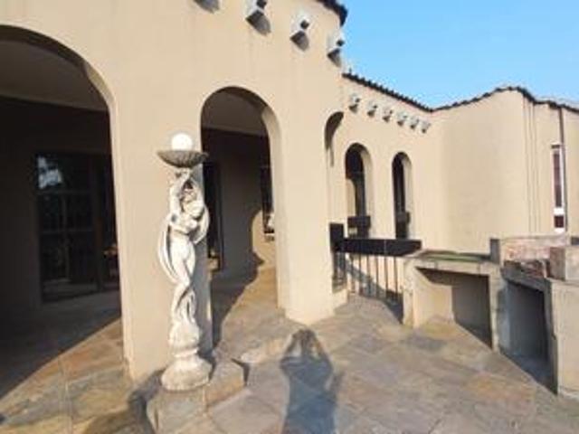 spacious 2 bedroom garden flat to re.