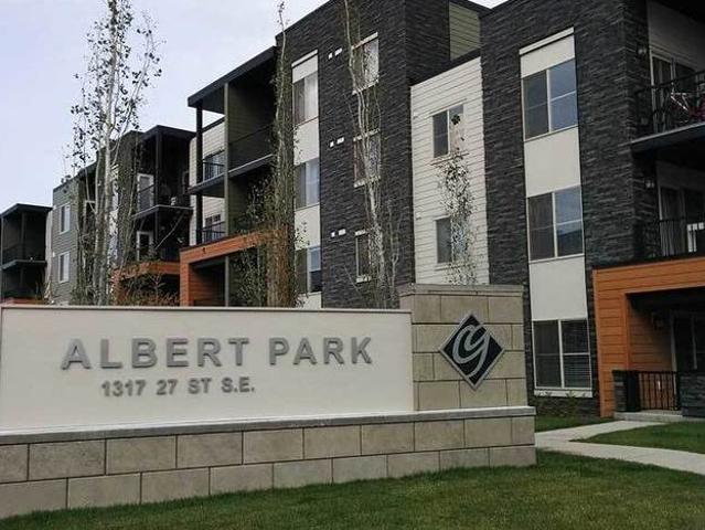 Spacious 2 Bedroom + Den condo in Albert Park!