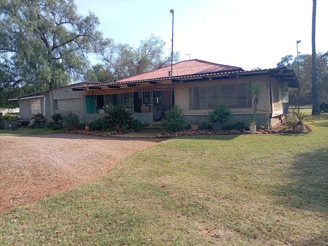 Spacious 2 Bedroom Farmhouse with Attached Flat and Chicken Coops To Rent in Bela Bela