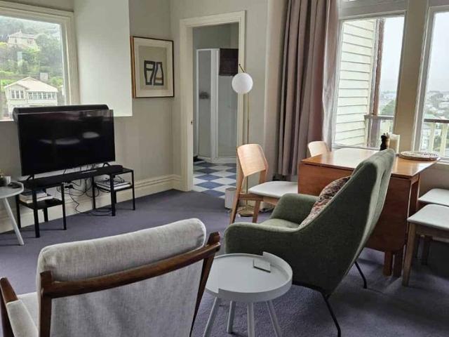 Spacious 2 bedroom flat with city views in Hataitai