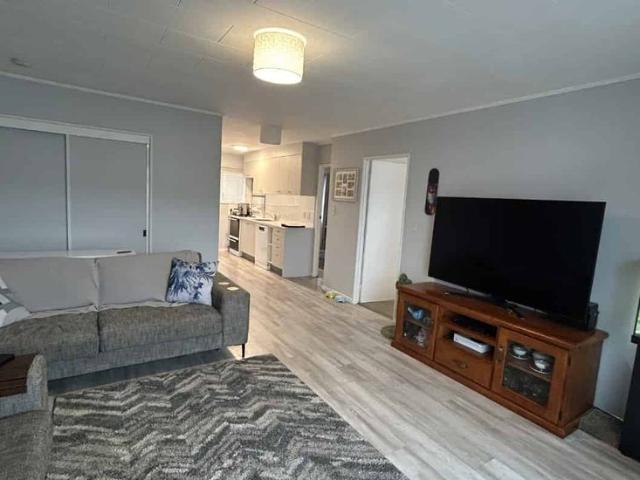 Spacious 2 Bedroom Home in the Heart of Stoke