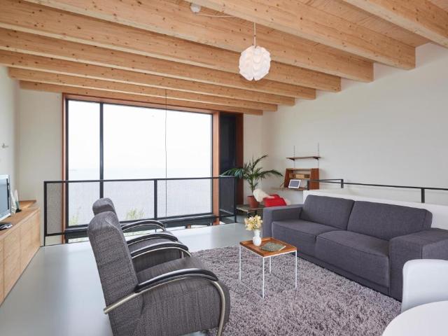 Spacious 2 Bedroom Waterfront Apartment with Lake View