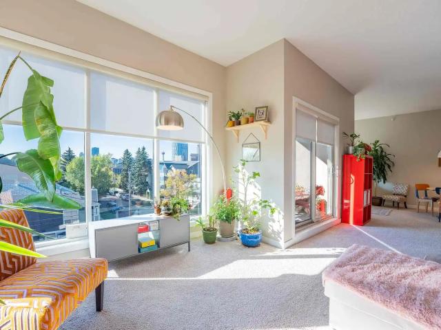 Spacious 2 bedroom with a view of downtown in a quiet neighborhood