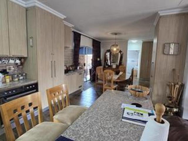 spacious 2 bedroom townhouse in reti.
