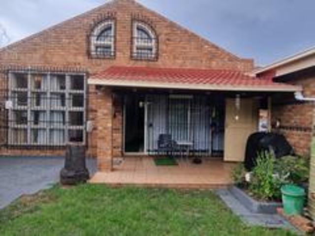 spacious 2 bedroom townhouse in secu.