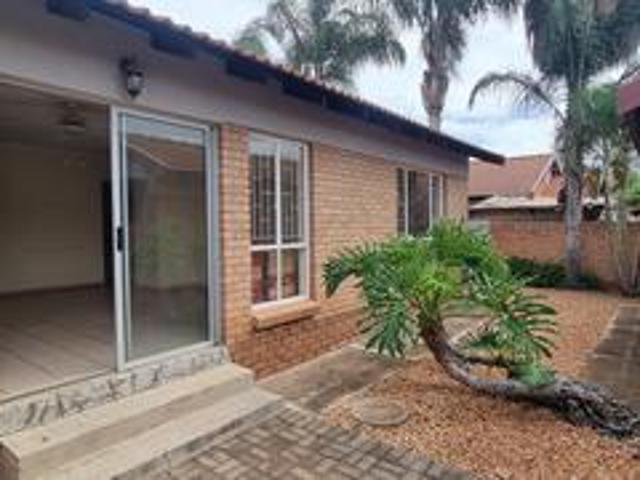 spacious 2 bedroom townhouse in secu.