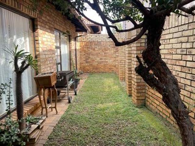 spacious 2 bedroom townhouse to let.