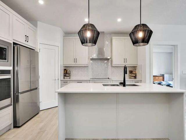 Spacious 2 beds 2 baths condo unit with 2 parking heated underground & surface