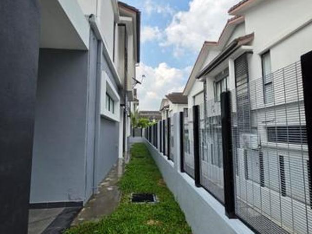 Spacious 2 Storey End Lot House in Safron Hills Denai Alam For Rent
