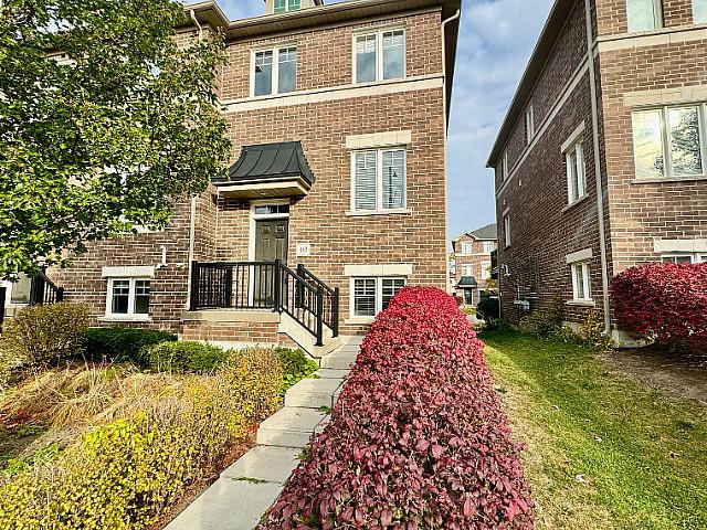Spacious 3 Bdrm End Unit Townhome! Make It Yours Now!