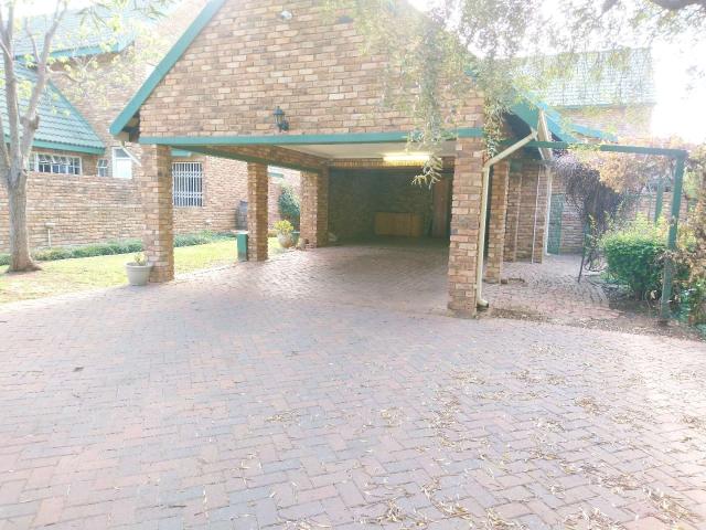 Spacious 3 Bedroom, 3 Bathroom Freestanding House Available to Rent / to Let in Potchefstroom