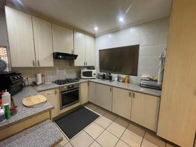 spacious 3 bedroom 2 bathroom townho.