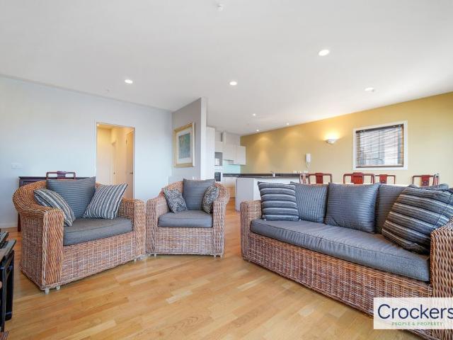 Spacious 3 bedroom 2 Bathroom apartment with amazing views and carpark
