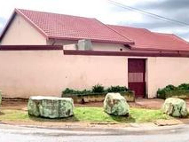 spacious 3 bedroom corner stand hous.