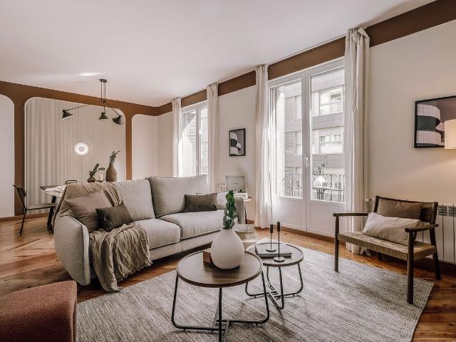 Spacious 3 Bedroom Apartment with Office and Modern Amenities in Salamanca, Madrid Amsterdam Apartments for Rent