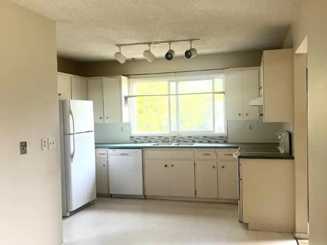 Spacious 3 bedroom duplex with large basement