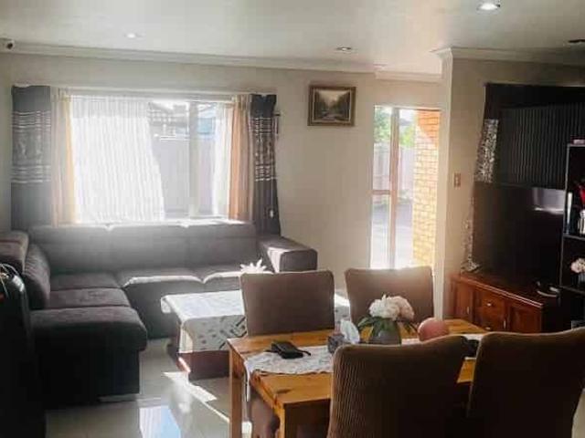 Spacious 3 Bedroom Family Home for Lease in Sought After Flat Bush, Auckland