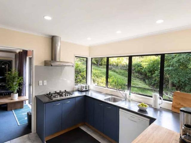 Spacious 3 Bedroom Family Home for Rent in Browns Bay, Auckland