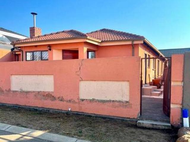 spacious 3 bedroom family home on th.