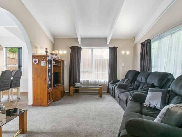 Spacious 3 Bedroom Family Home Plus Office in Prime Papatoetoe Location
