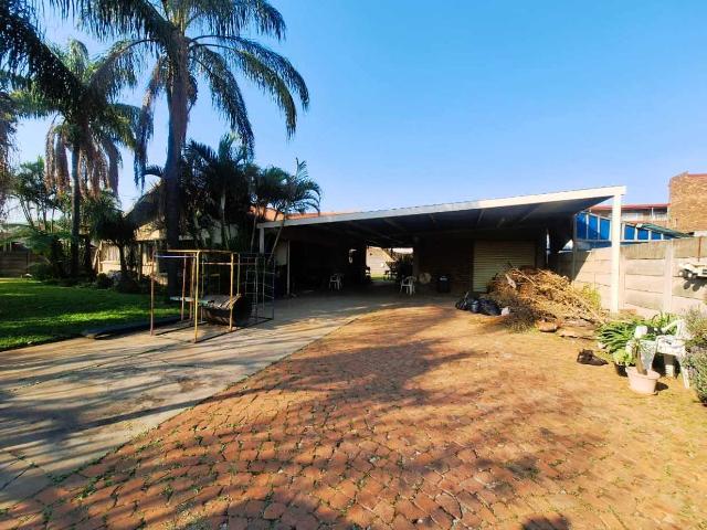SPACIOUS 3 BEDROOM FAMILY HOME WITH BOREHOLE IN PRETORIA GARDENS