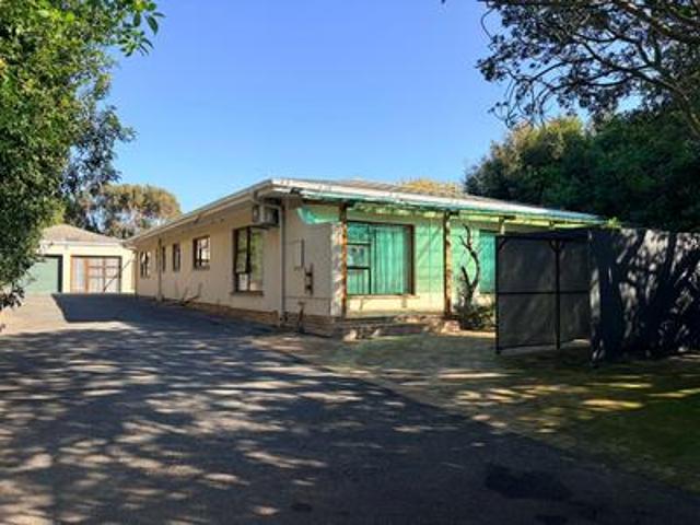 spacious 3 bedroom house with flatle.