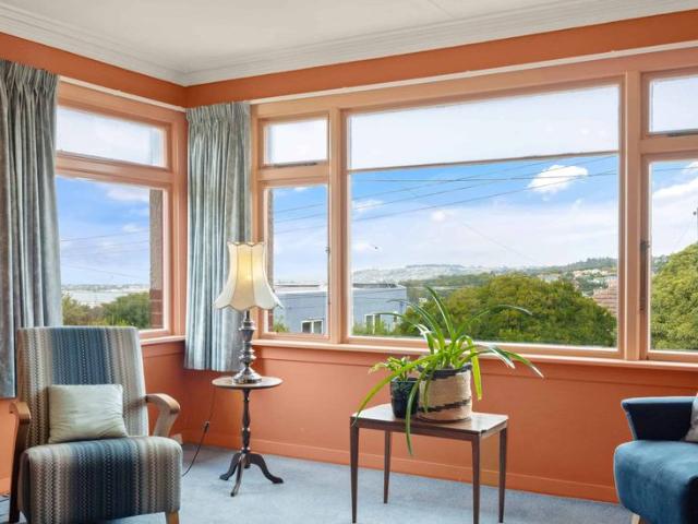 Spacious 3 Bedroom Home with Harbour Views!