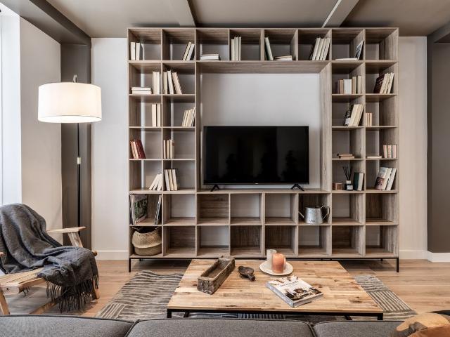Spacious 3 Bedroom Mountain Themed Retreat in Trafalgar with Dedicated Workspaces, Madrid Amsterdam Apartments for Rent
