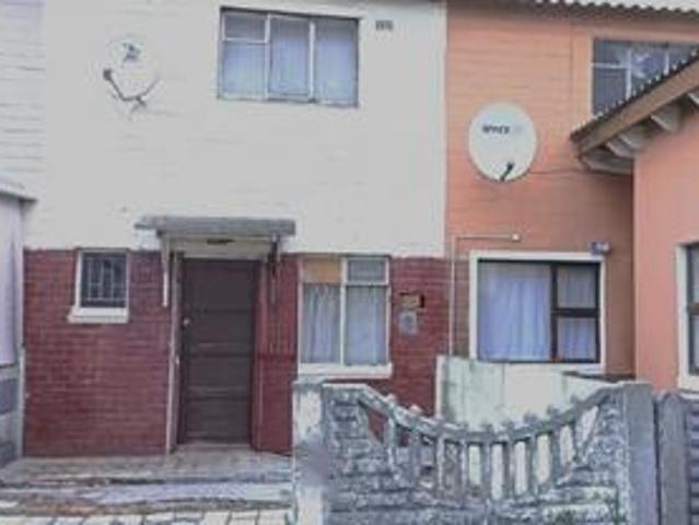 spacious 3 bedroom maisonette off.