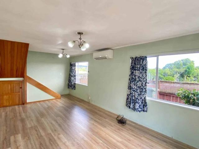 Spacious 3 Bedroom + Study Family Home with La.
