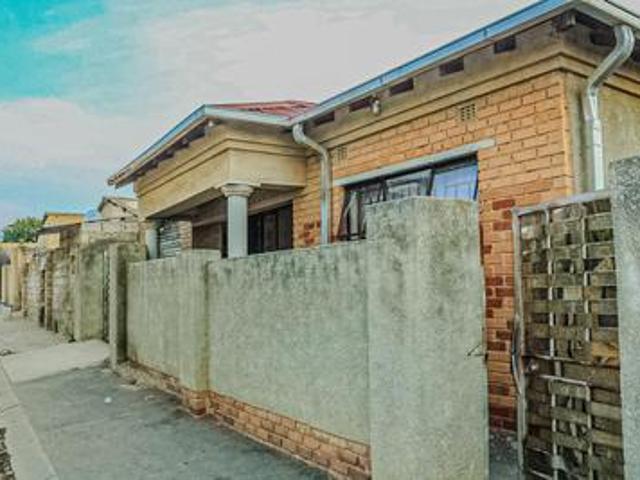 spacious 3 bedroom phomolong residen.