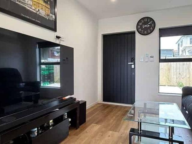 Spacious 3 Bedroom Townhouse Located in Hillpark, Manurewa