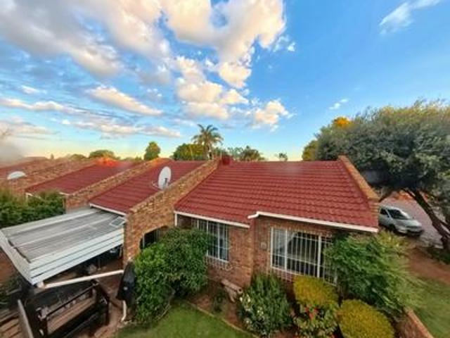 spacious 3 bedroom townhouse with a.