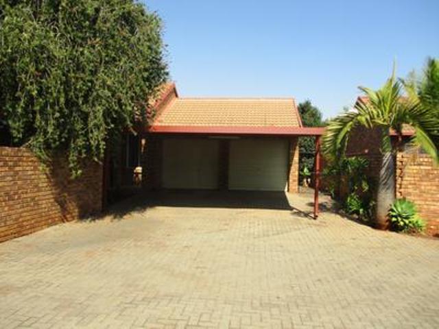 spacious 3 bedroom townhouse with ex.