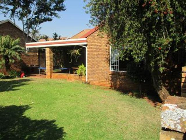 spacious 3 bedroom townhouse with fi.