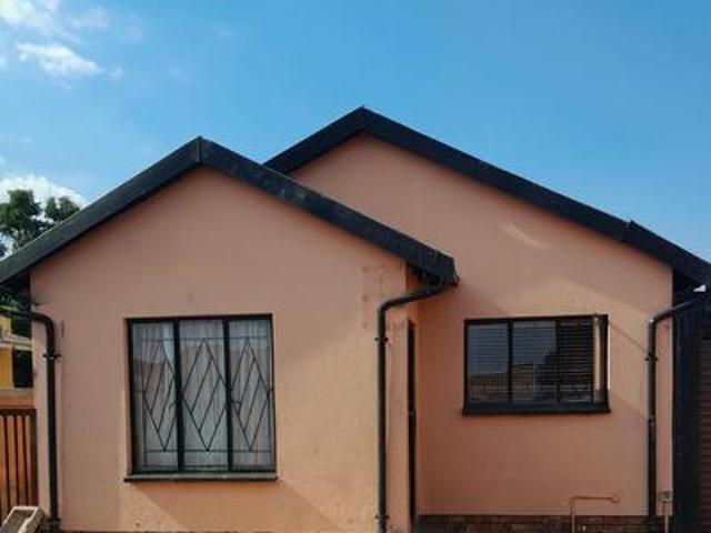 spacious 3 bedrooms house on the mar.