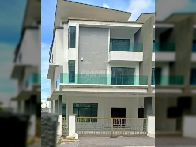 Spacious 3 Storey Semi D Corner Lot @ Puncak Saujana, Kajang