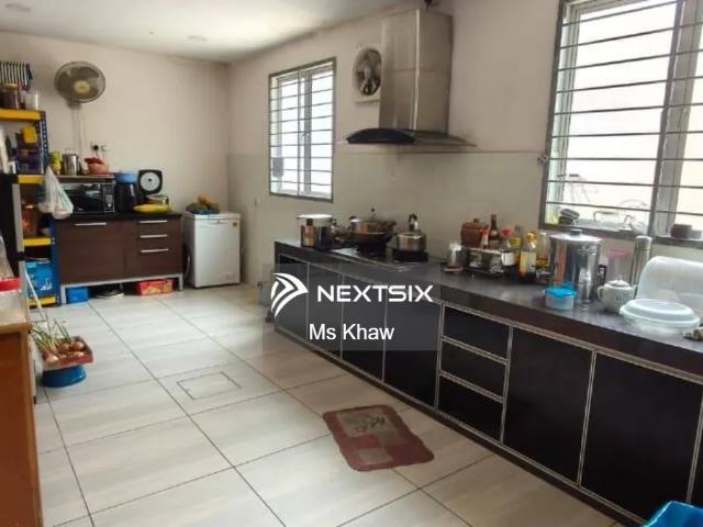 Spacious 3,309 sqft corner lot with an unblock view, 4 bedrooms and 4 bathrooms. Fully extended with MBJB approval and nearly fully furnished. Asking RM950K