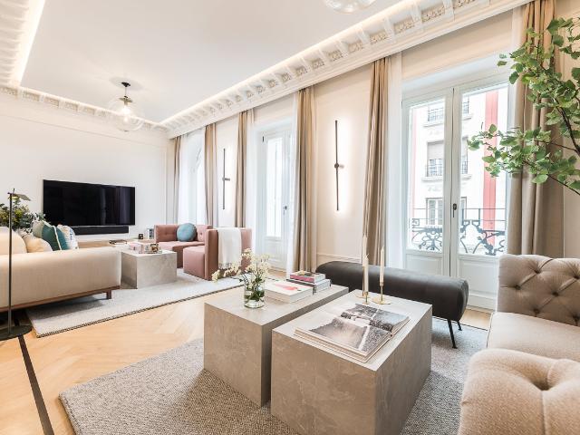 Spacious three bedroom apartment in an exclusive Narvaez building