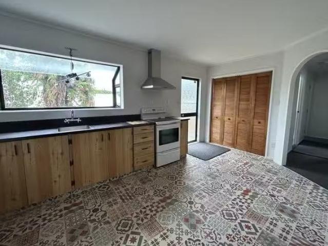 Spacious Three Bedroom Home in Western Heights First Nationa.