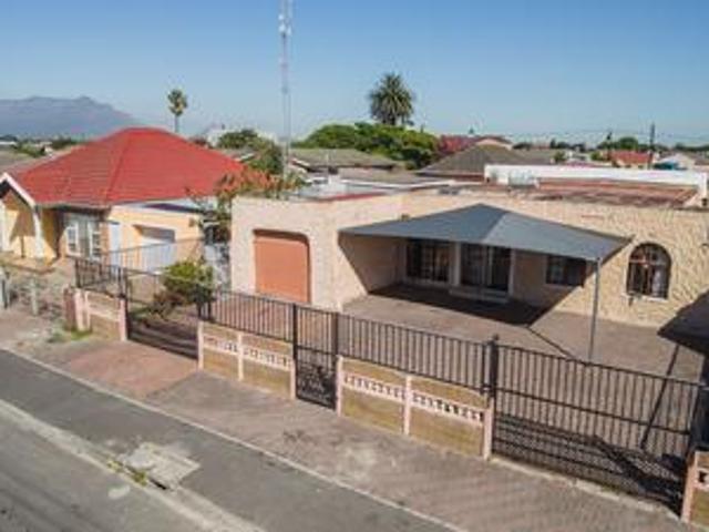 spacious three bedroom house for sale