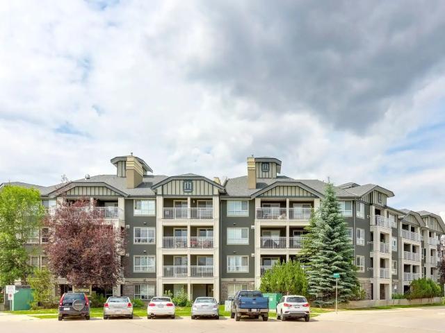 SPACIOUS TOP FLOOR 1 BEDROOM BACKING ONTO GREEN SPACE WITH UNDERGROUND PARKING