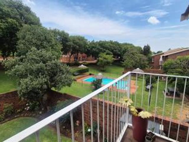 spacious top floor 2 bedroom apartme.
