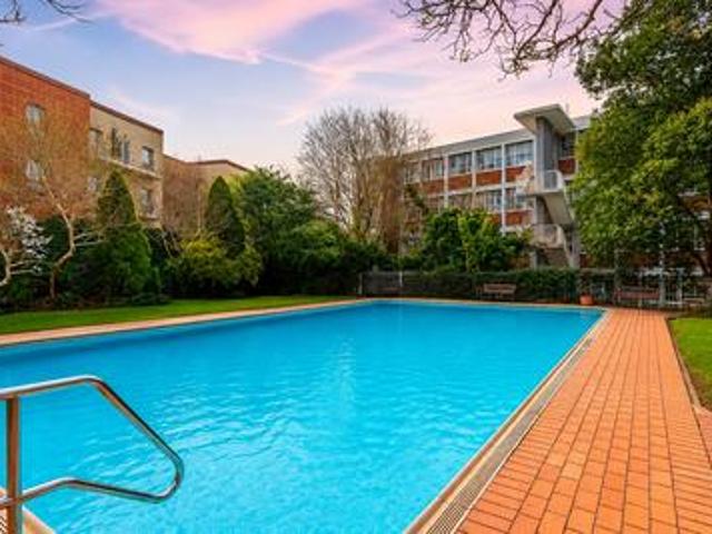 spacious, top floor simplex in highl.
