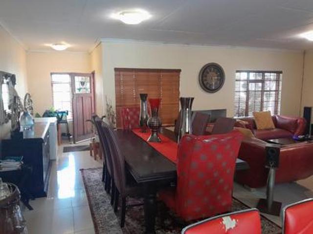 spacious townhouse available for ren.