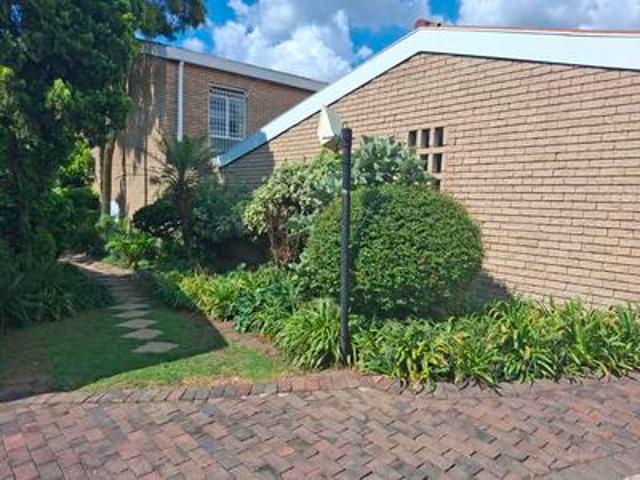spacious townhouse excellent locat.