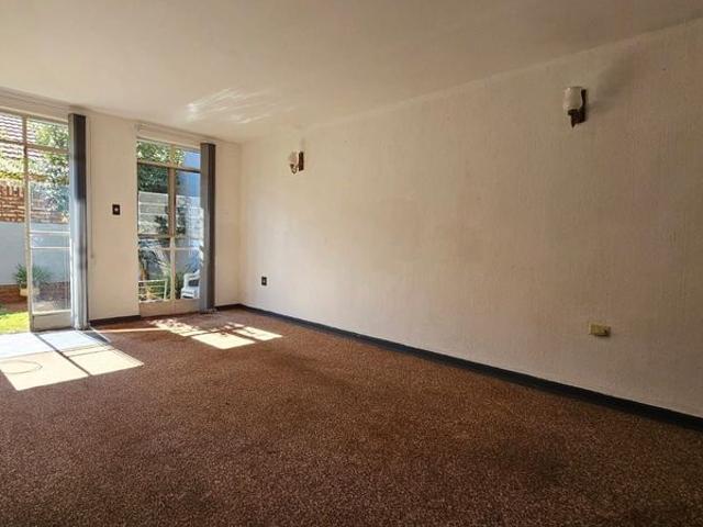 Spacious Townhouse in Central Town!