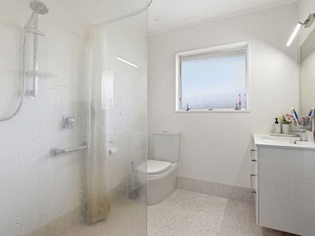 Spacious Townhouse in Sought After Glenholme