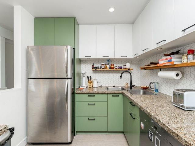 Spacious Townhome in Coveted Fairview Place w City & Mountain Views