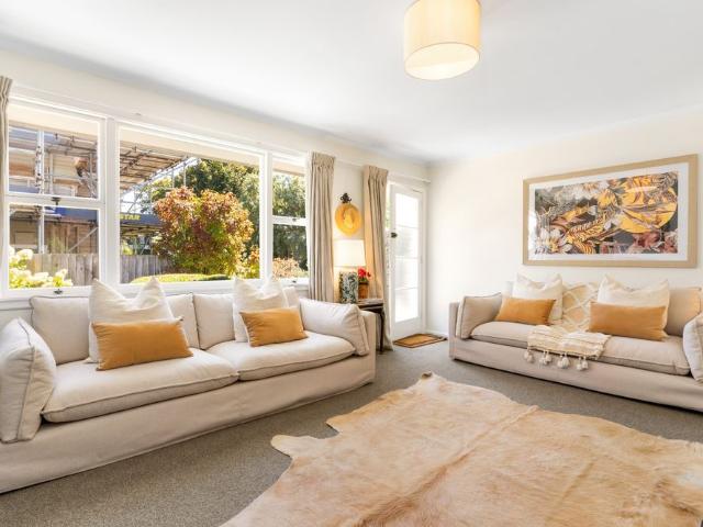 Spacious two bedroom unit in St Albans